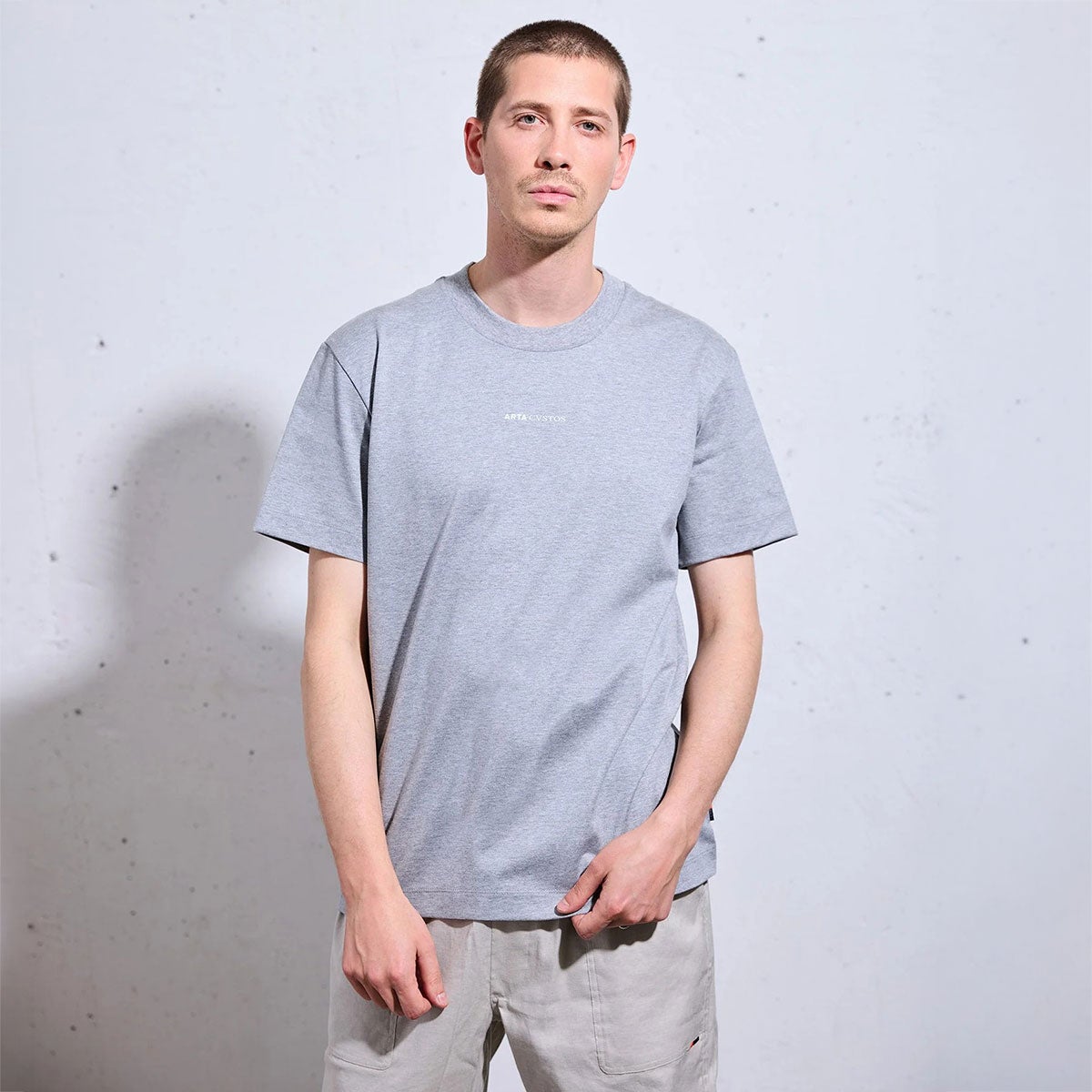 ARTA｜ARTA CVSTOS フロント バックロゴ Tシャツ｜ウェア｜ヘザーグレー｜モデル着用