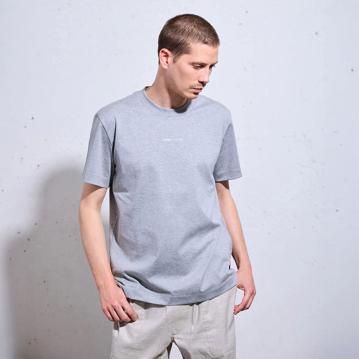 ARTA｜ARTA CVSTOS フロント バックロゴ Tシャツ｜ウェア｜ヘザーグレー｜モデル着用