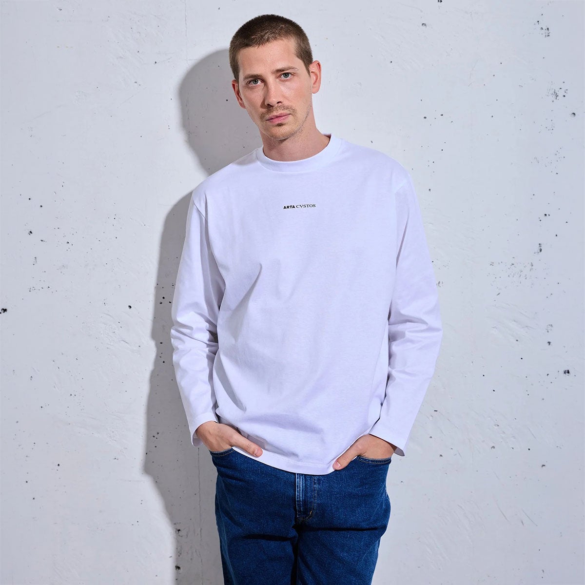 ARTA｜ARTA CVSTOS フロント ロゴ L/S Tシャツ｜ウェア｜ホワイト｜モデル着用