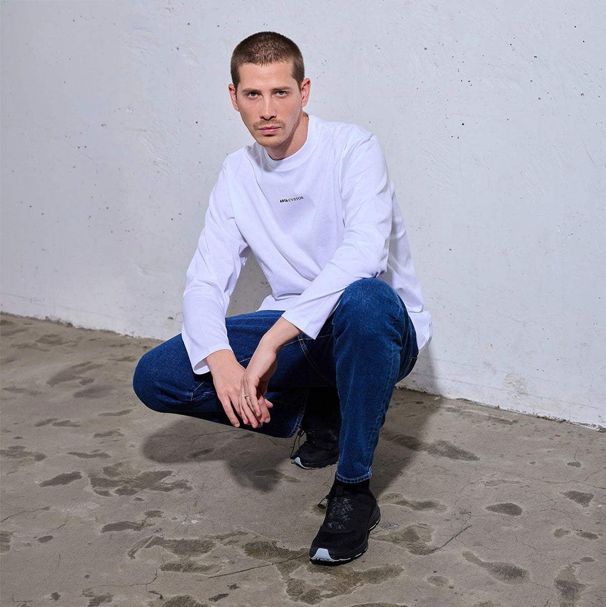 ARTA｜ARTA CVSTOS フロント ロゴ L/S Tシャツ｜ウェア｜ホワイト｜モデル着用