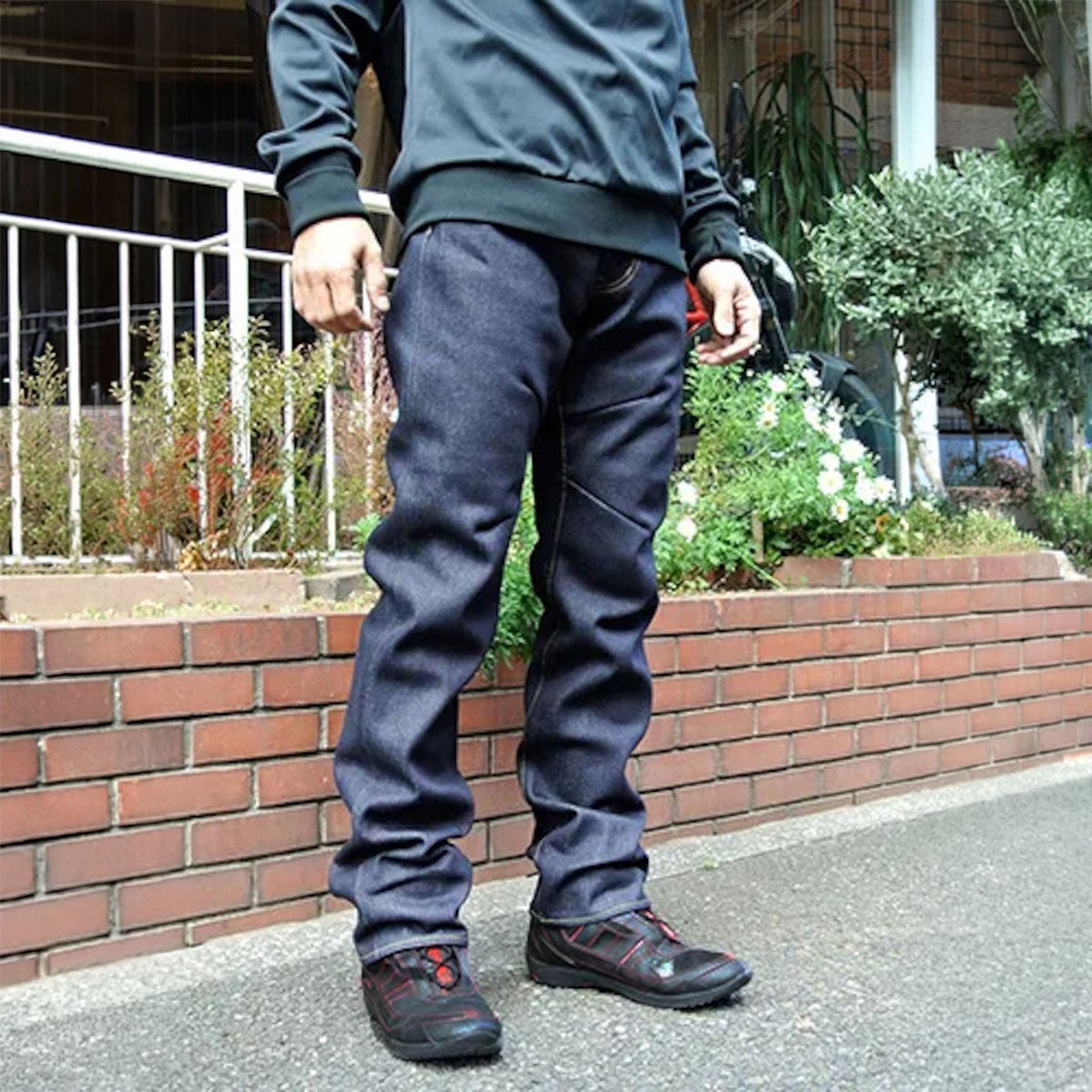 SHINICHIRO ARAKAWA｜P18 ストレートデニムパンツ｜デニム｜インディゴ｜モデル着用
