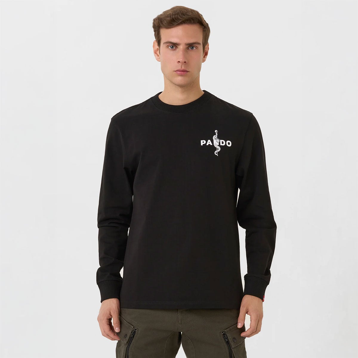 Pando Moto｜トミー ペイン ブラック オーバーサイズ ロングスリーブ Tシャツ｜トップス｜ブラック｜モデル着用
