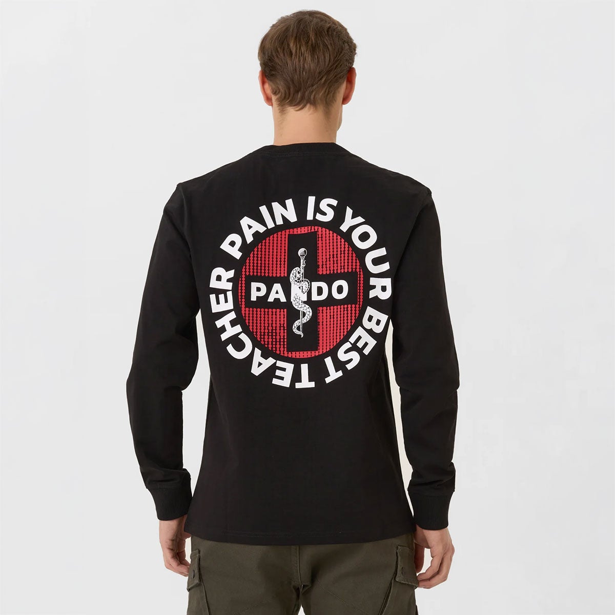 Pando Moto｜トミー ペイン ブラック オーバーサイズ ロングスリーブ Tシャツ｜トップス｜ブラック｜モデル着用