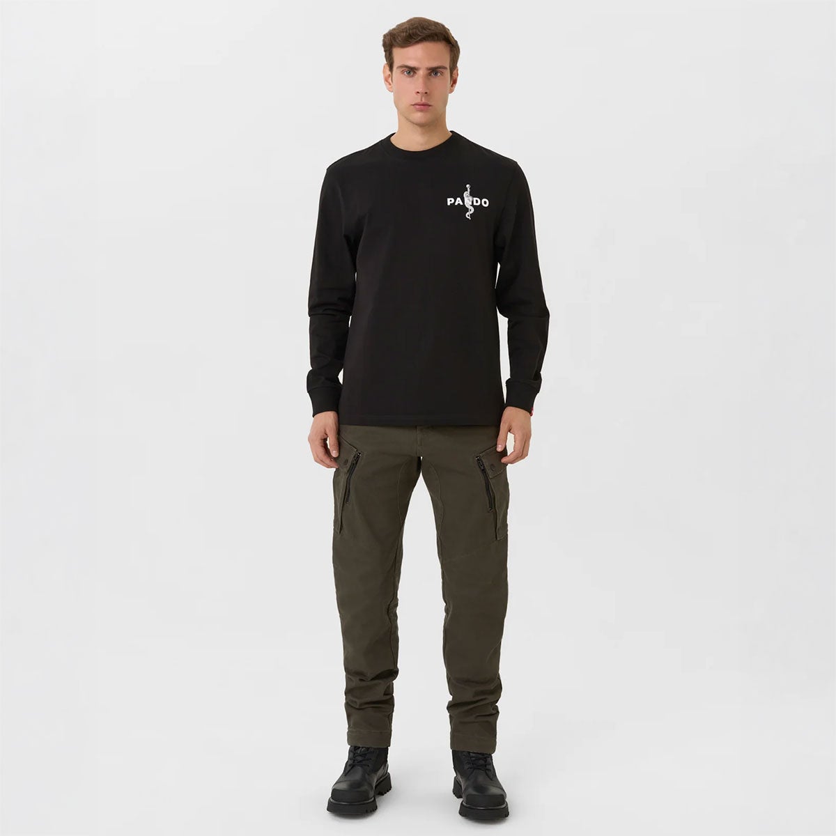 Pando Moto｜トミー ペイン ブラック オーバーサイズ ロングスリーブ Tシャツ｜トップス｜ブラック｜モデル着用