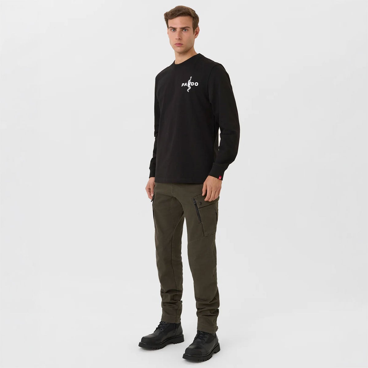 Pando Moto｜トミー ペイン ブラック オーバーサイズ ロングスリーブ Tシャツ｜トップス｜ブラック｜モデル着用