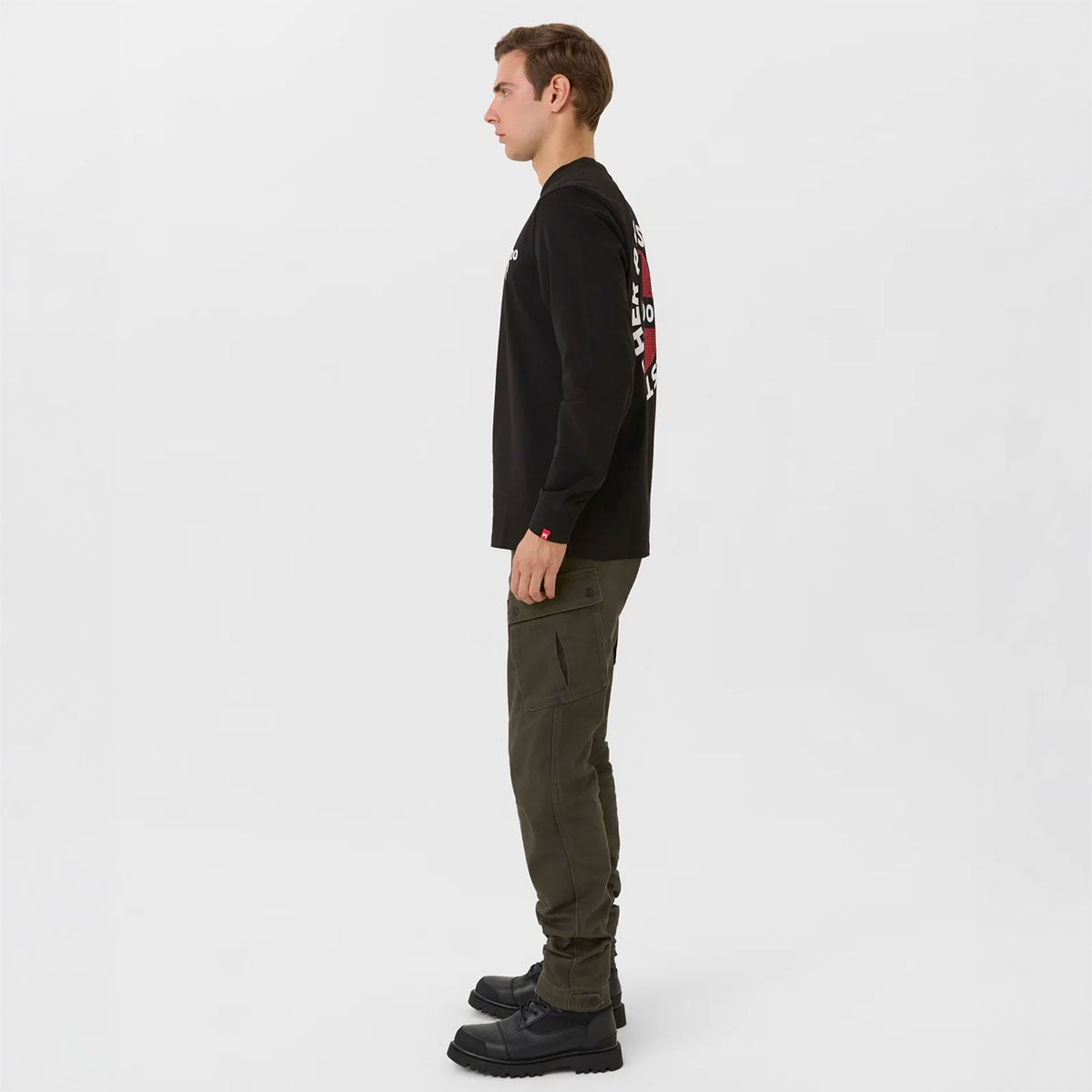 Pando Moto｜トミー ペイン ブラック オーバーサイズ ロングスリーブ Tシャツ｜トップス｜ブラック｜モデル着用