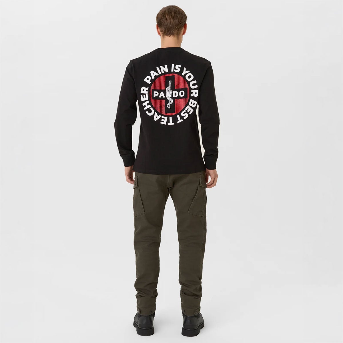 Pando Moto｜トミー ペイン ブラック オーバーサイズ ロングスリーブ Tシャツ｜トップス｜ブラック｜モデル着用