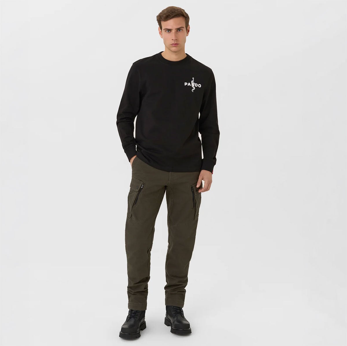 Pando Moto｜トミー ペイン ブラック オーバーサイズ ロングスリーブ Tシャツ｜トップス｜ブラック｜モデル着用