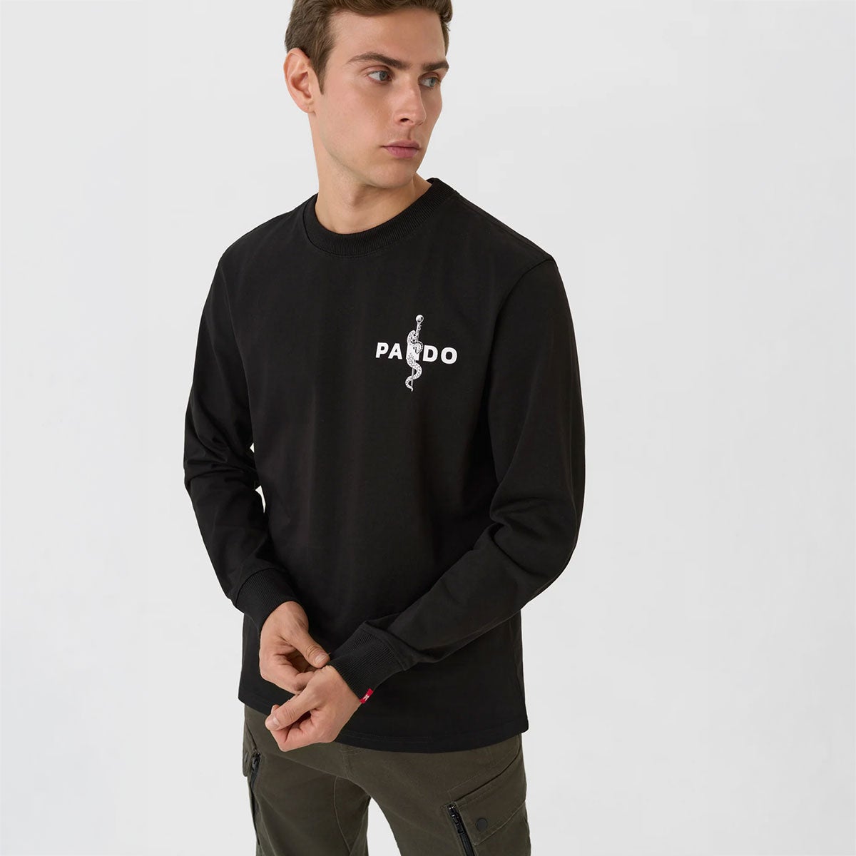 Pando Moto｜トミー ペイン ブラック オーバーサイズ ロングスリーブ Tシャツ｜トップス｜ブラック｜モデル着用