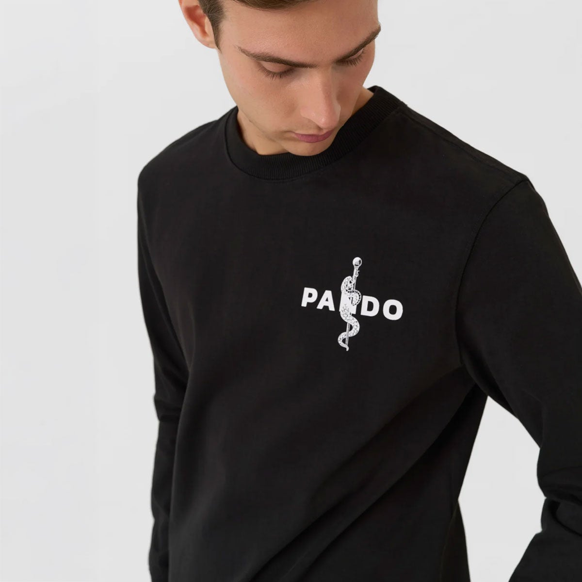 Pando Moto｜トミー ペイン ブラック オーバーサイズ ロングスリーブ Tシャツ｜トップス｜ブラック｜モデル着用