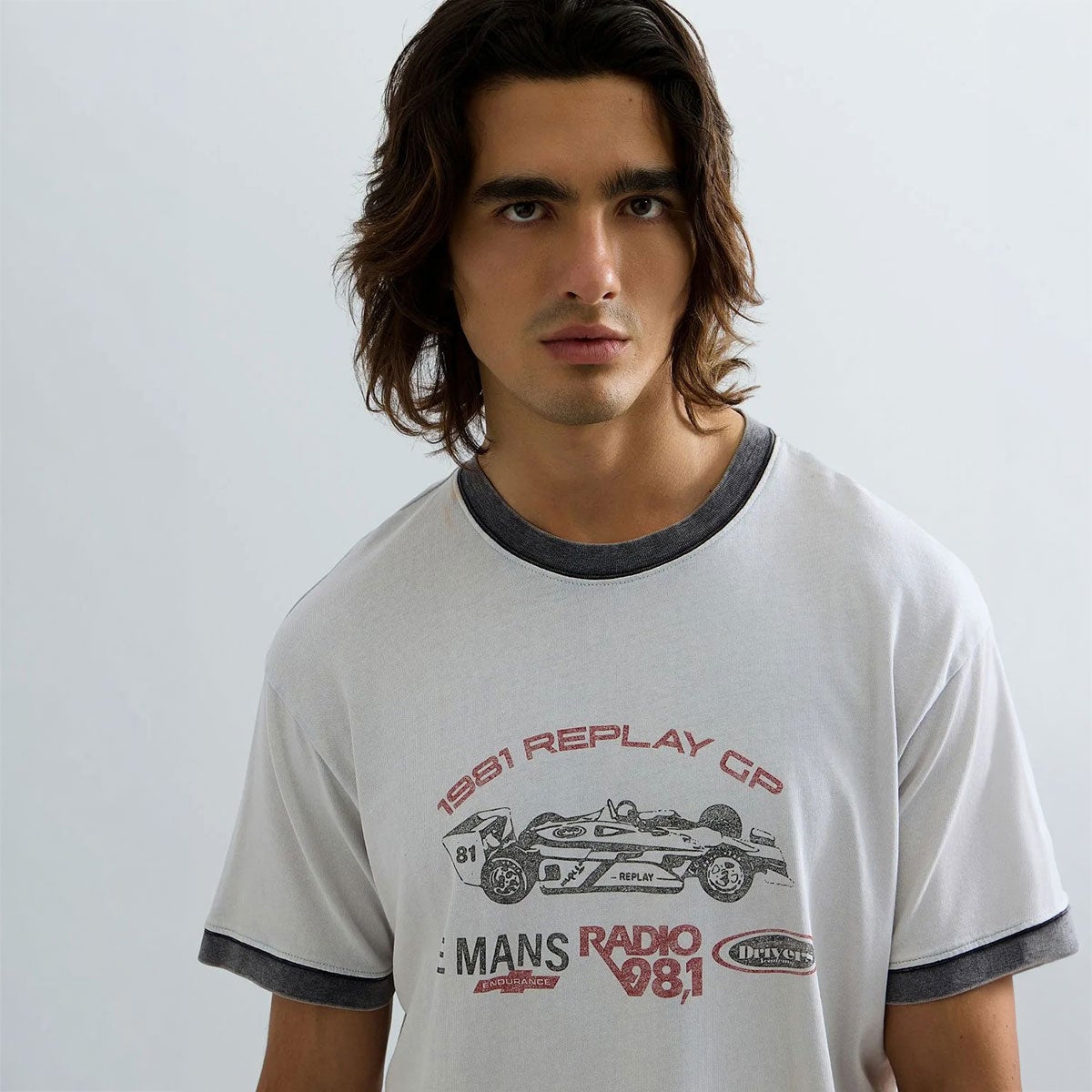 REPLAY｜フォーミュラ1 プリント レギュラーフィット Tシャツ｜トップス｜ライラック・ヒント｜モデル着用