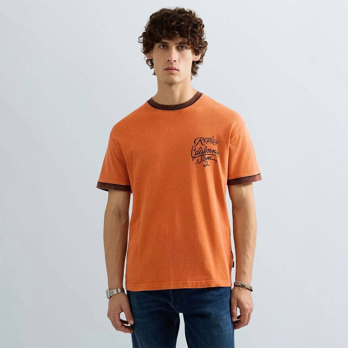 REPLAY｜カリフォルニア プリント レギュラーフィット Tシャツ｜トップス｜スパイシーオレンジ｜モデル着用