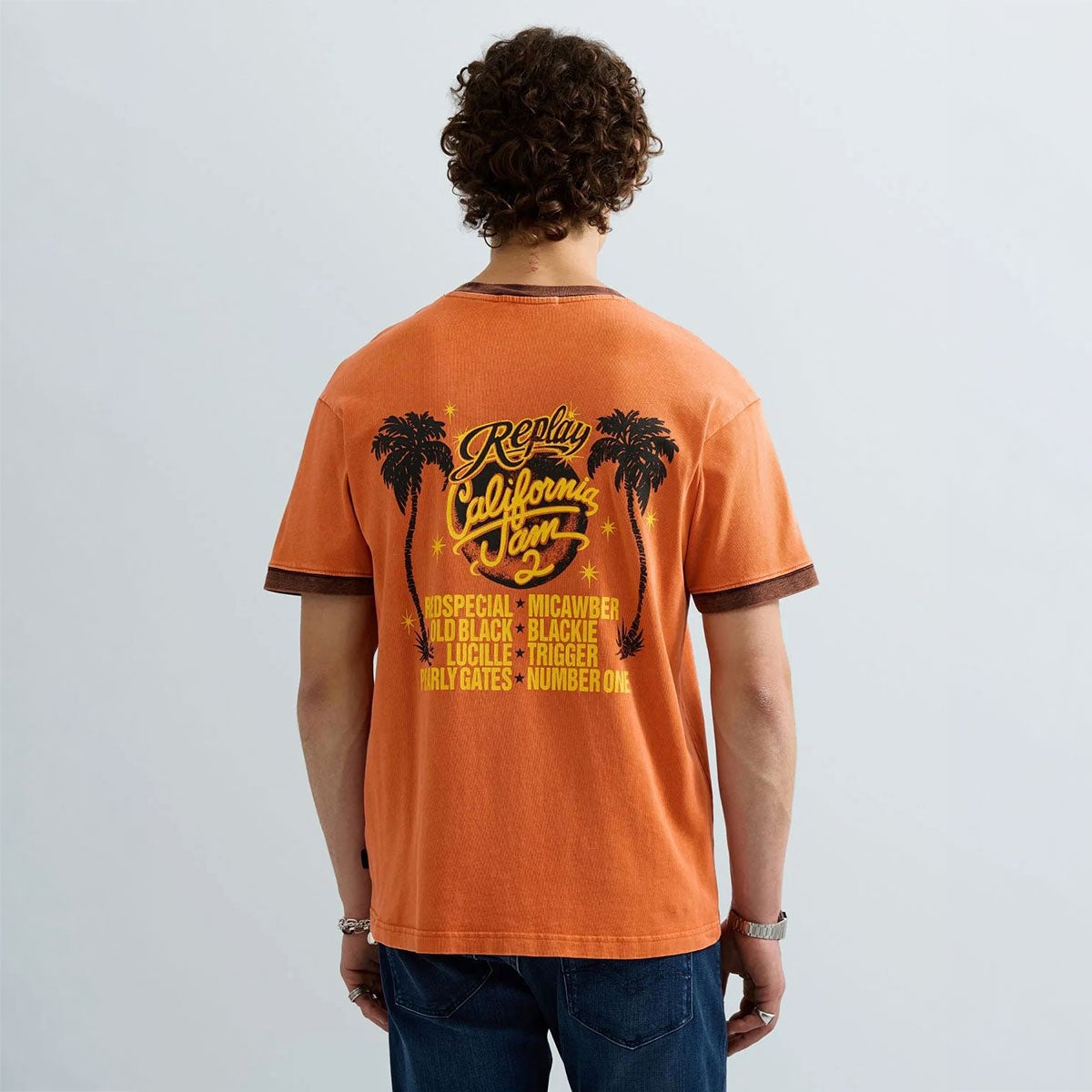 REPLAY｜カリフォルニア プリント レギュラーフィット Tシャツ｜トップス｜スパイシーオレンジ｜モデル着用