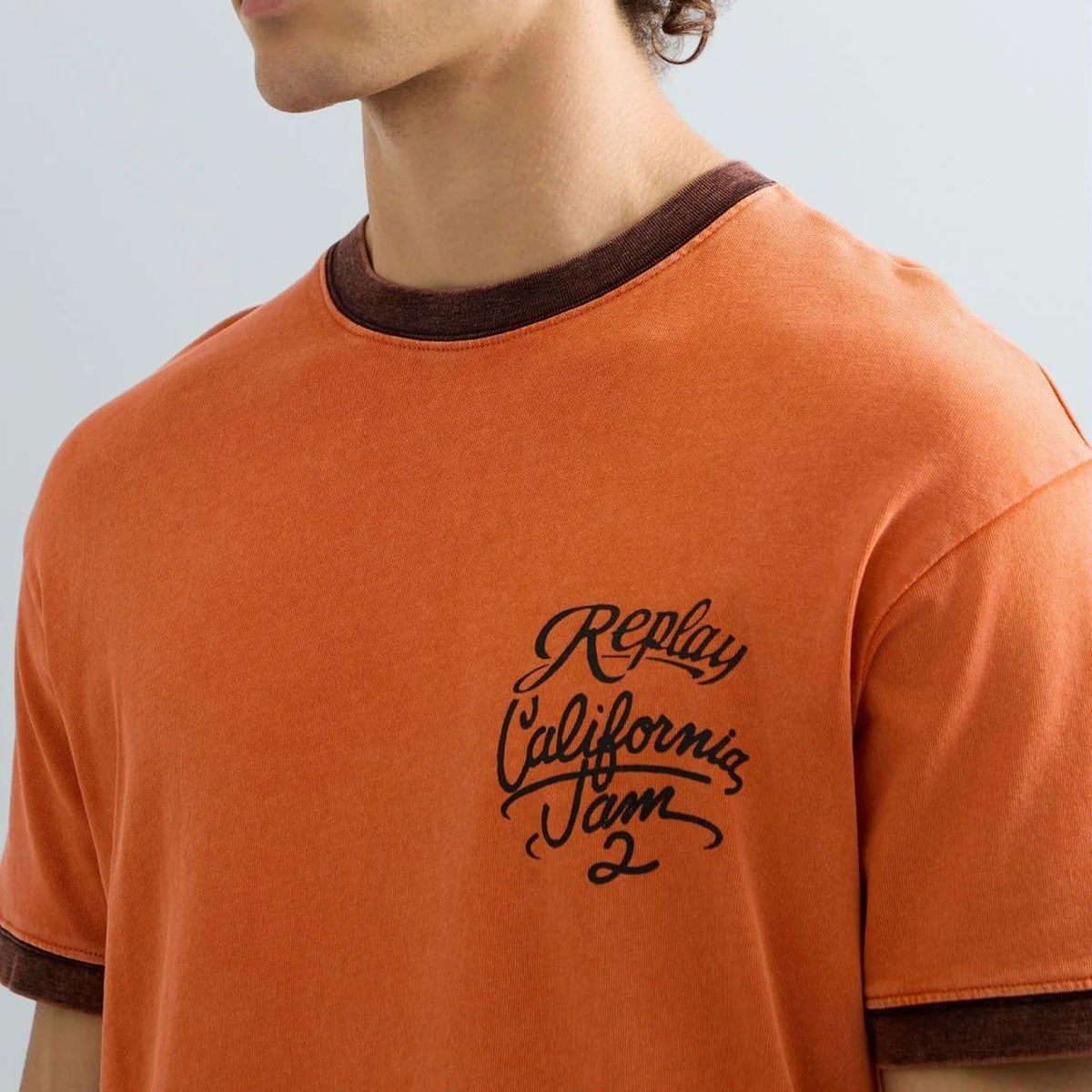 REPLAY｜カリフォルニア プリント レギュラーフィット Tシャツ｜トップス｜スパイシーオレンジ｜モデル着用