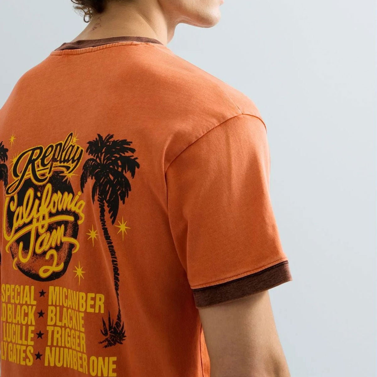 REPLAY｜カリフォルニア プリント レギュラーフィット Tシャツ｜トップス｜スパイシーオレンジ｜モデル着用