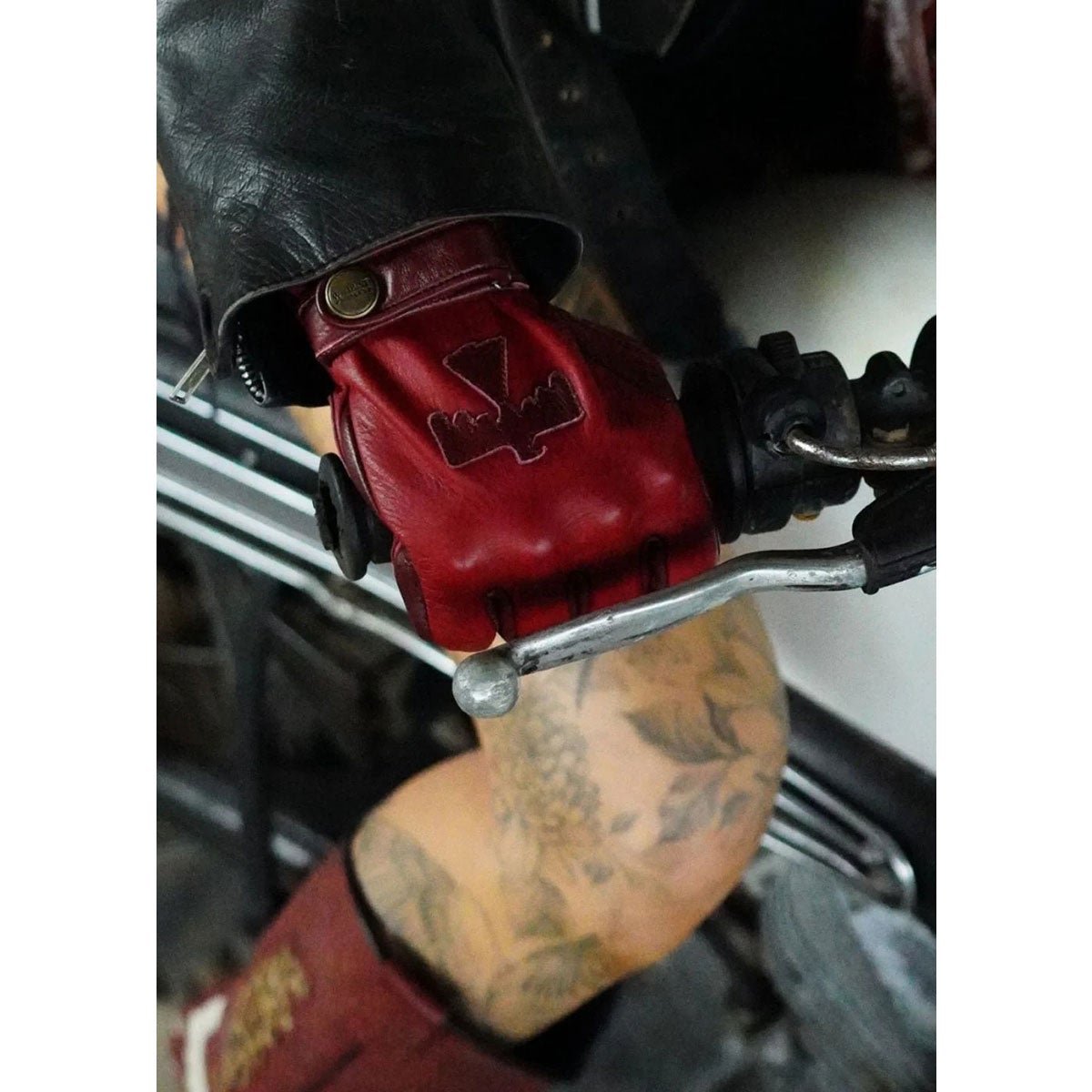 Wildust｜KP スクロー グローブ｜3シーズン｜レッド｜モデル着用